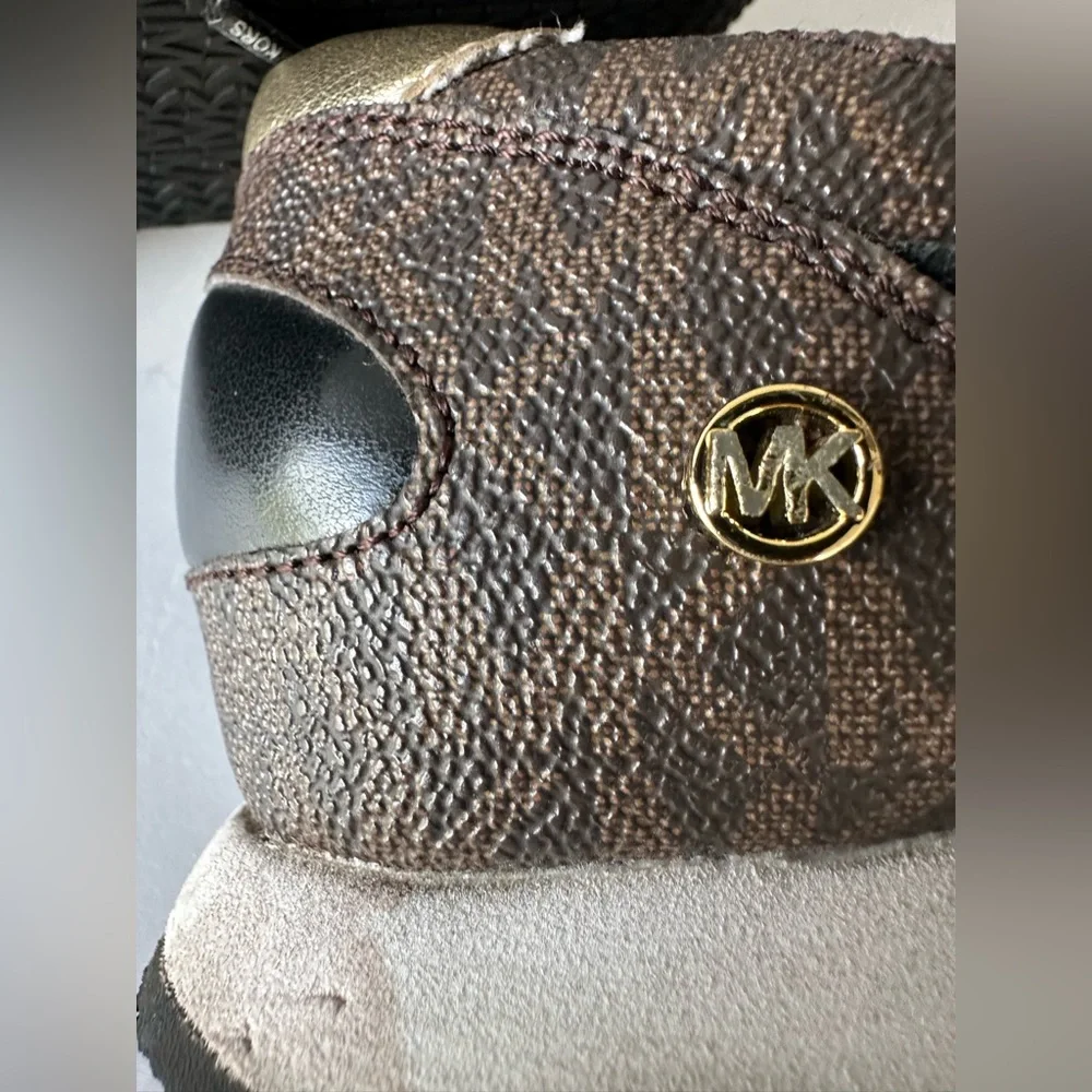 MICHAEL Michael Kors step out